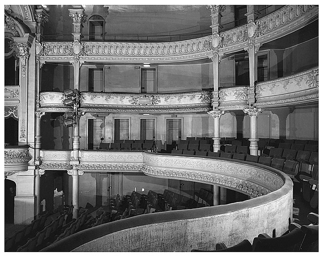 Salle : vue des balcons.