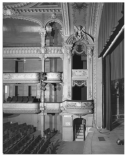 Salle : vue de l'avant-scène.