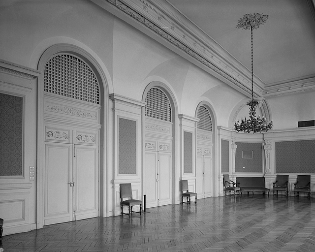 Foyer : portes d'accès à la salle.