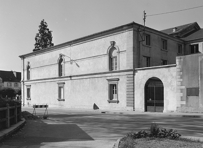 Façade latérale sur la rue de la Chevalerie.