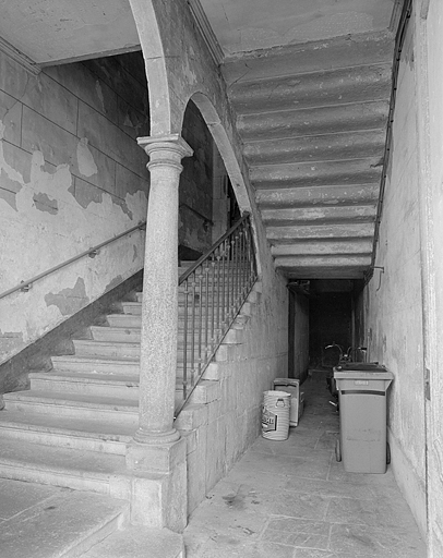 Vue de l'escalier depuis le vestibule.