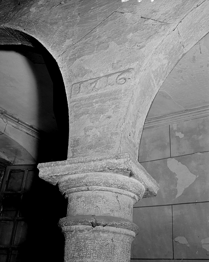 Escalier, détail de l'arc rampant portant la date 1716.