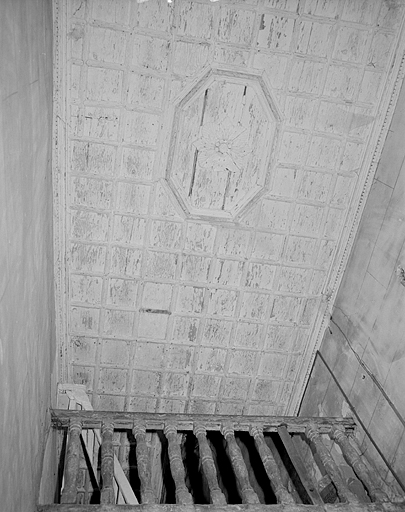 Escalier, plafond à caissons.