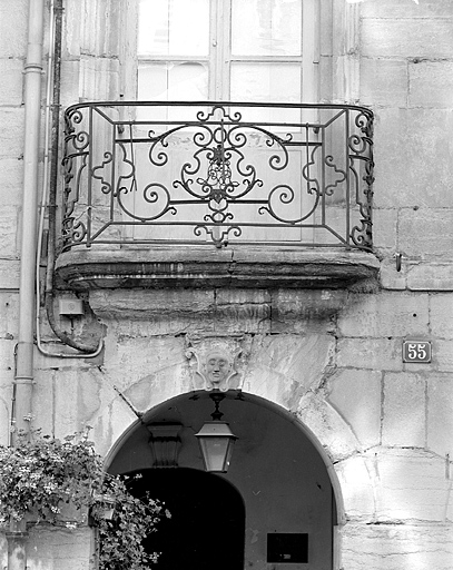 Façade antérieure, balcon.