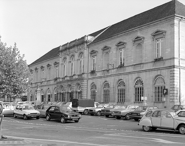 Façade nord vue de trois-quarts.