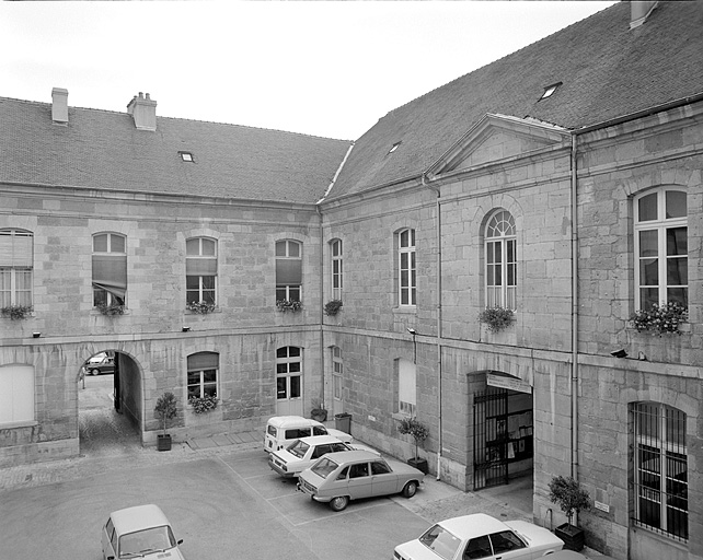 Cour intérieure : côtés est et sud.