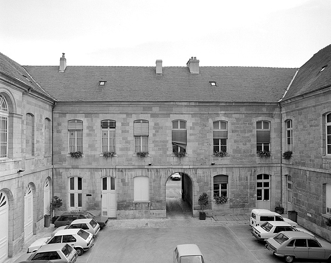 Cour intérieure, côté est.