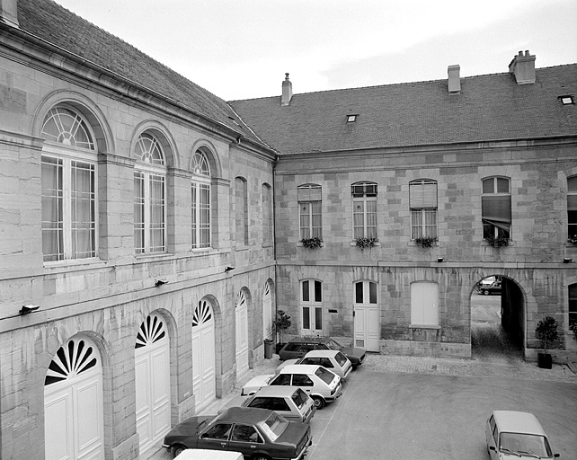 Cour intérieure : côtés nord et est.