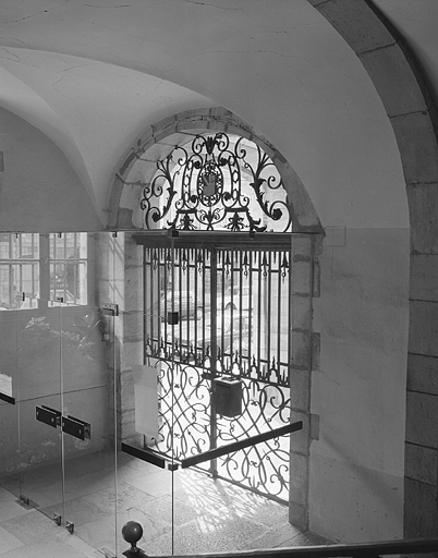 Vestibule : grille du pavillon du Jeu de l'Arquebuse.