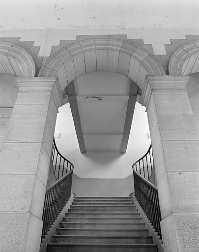 Escalier conduisant au Tribunal et à la Bibliothèque.