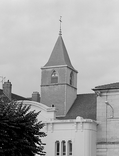 Clocher de l'église vu depuis la rue Pasteur.