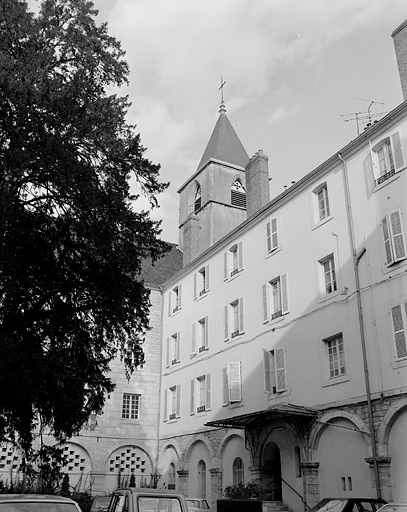 Anciens bâtiments conventuels. Façade sur le cloître côté est.