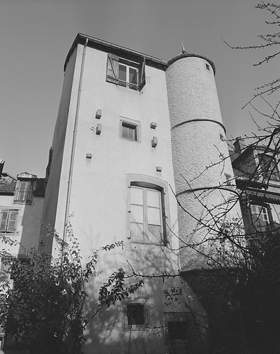 Façade sur jardin du second corps de bâtiment avec sa tourelle.