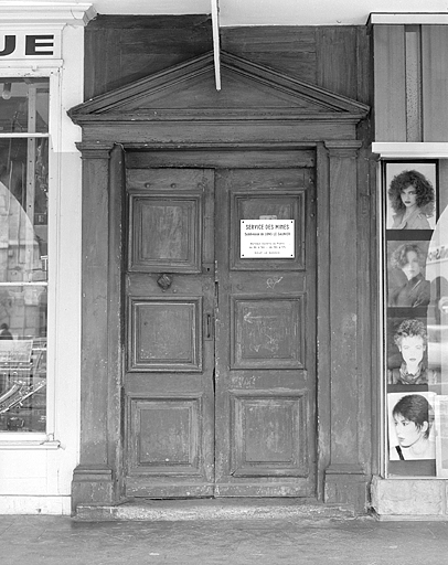 Façade antérieure, porte d'entrée donnant sur la galerie ouverte du rez-de-chaussée.