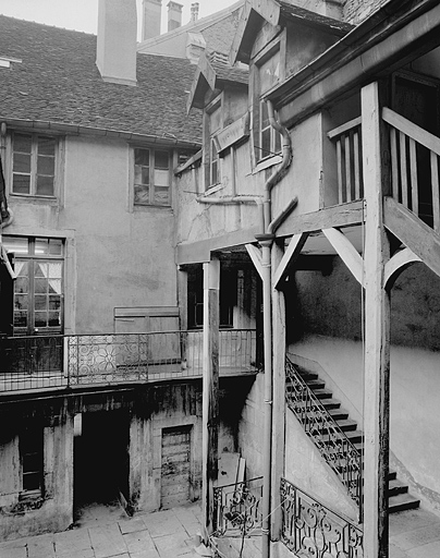 Vue de la cour intérieure avec l'escalier.