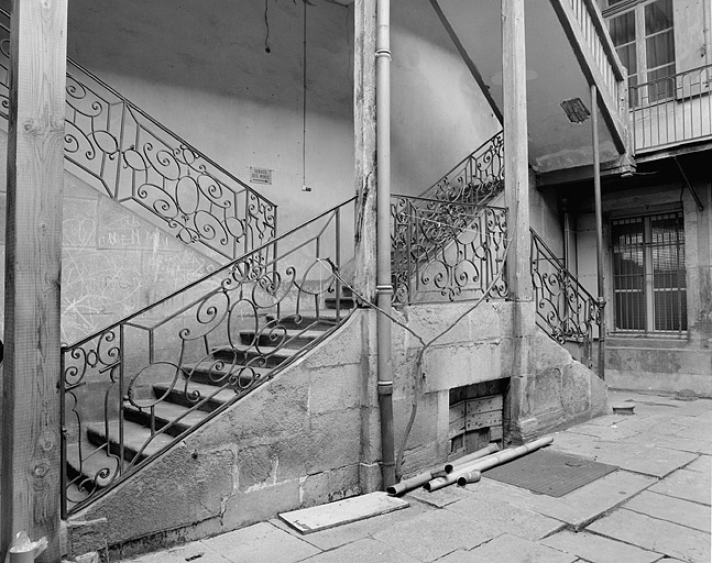 Escalier dans la cour, vu depuis la cour, premières volées.