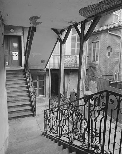 Escalier dans la cour, vu depuis le premier palier.