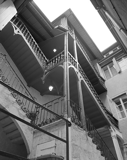 Escalier dans la cour.