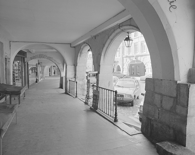 Façade antérieure, arcs moulurés du rez-de-chaussée vus depuis la galerie.