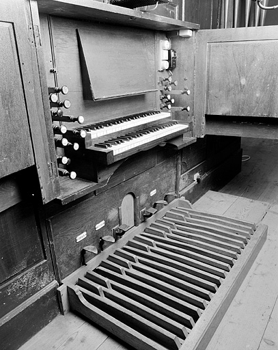 Console sur le soubassement du grand orgue.