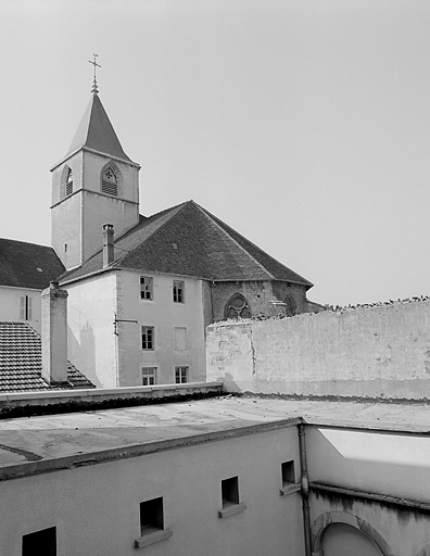 Eglise, vue générale du chevet et du clocher.