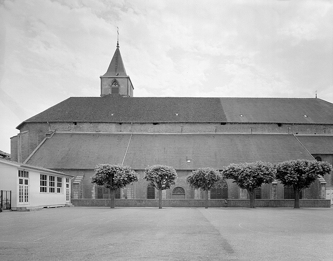 Eglise, vue générale de la façade latérale gauche.