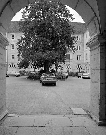 Bâtiments conventuels, cour intérieure, vue depuis le passage d'entrée.