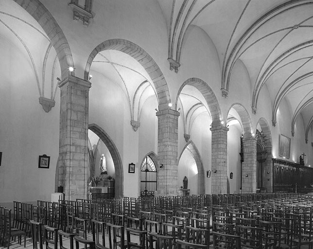 Eglise, vaisseau central et vaisseau latéral nord, vue d'ensemble.