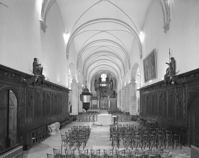 Eglise, vaisseau central, vue générale depuis le choeur.