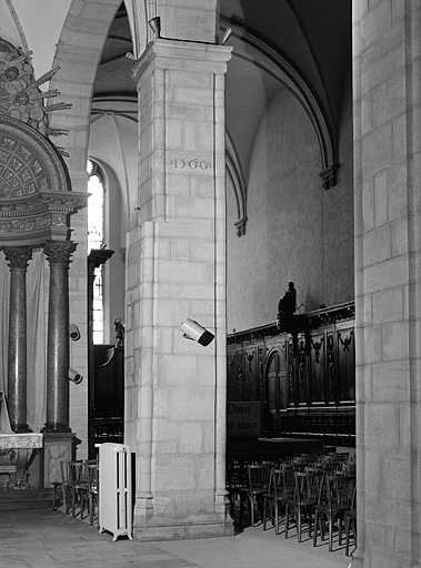 Eglise, vaisseau central, détail du dernier pilier gauche portant la date 1560.