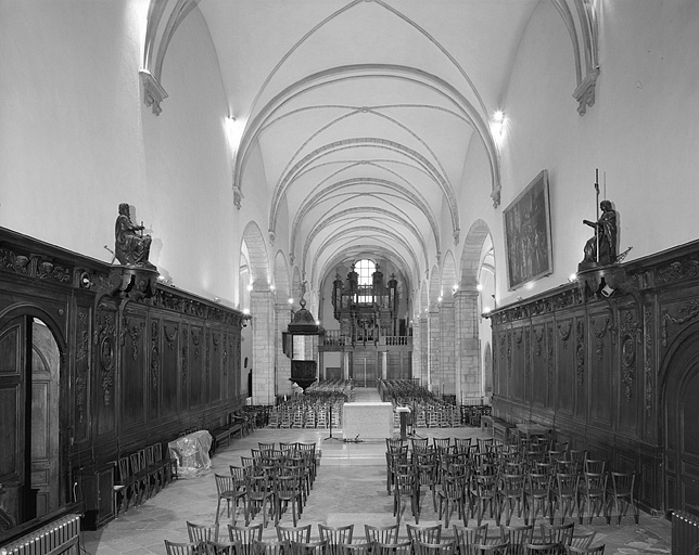 Eglise, vaisseau central, vue générale depuis le choeur.