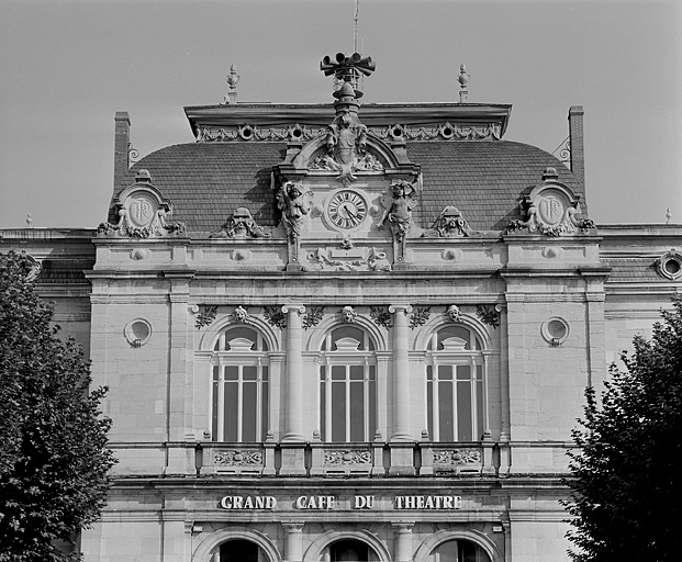 Façade antérieure, partie supérieure.