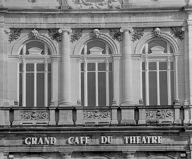 Façade antérieure, baies de l'étage.