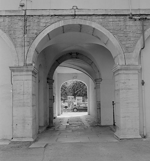 Bâtiments conventuels, le passage d'entrée vu depuis le cloître.