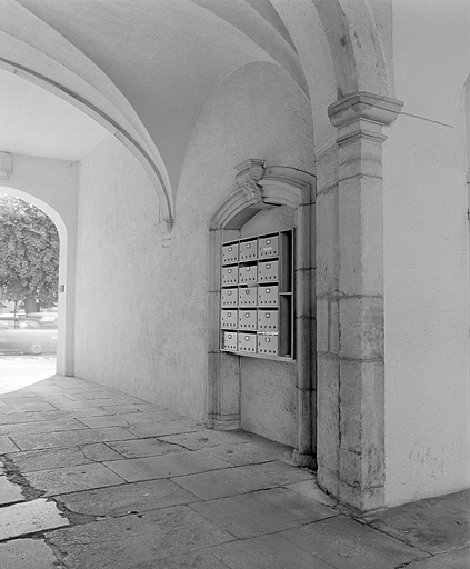 Bâtiments conventuels, le passage d'entrée.