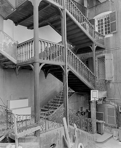 L'escalier s'ouvrant sur la cour.