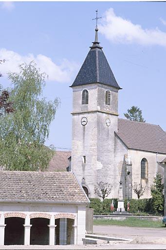 Façade antérieure dans le prolongement du lavoir.