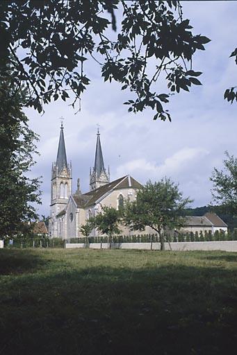 Vue du chevet et de la façade latérale droite.