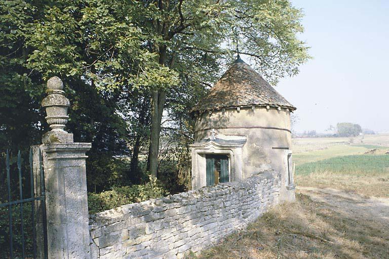 Vue de la chapelle à l'angle du parc.