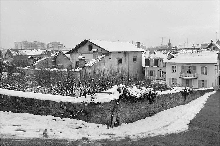 Côtés nord et ouest.