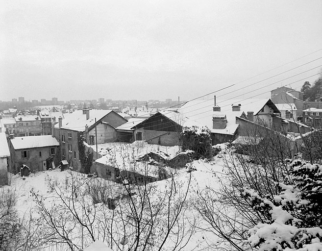 Vue d'ensemble sur l'angle nord-est.