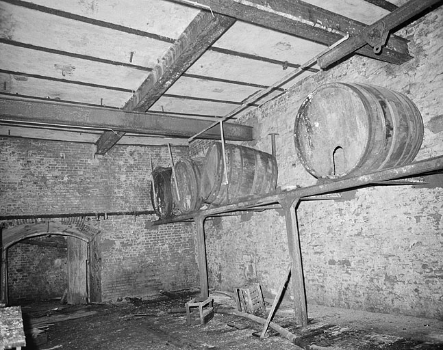 Rez-de-chaussée, salle des tonneaux.