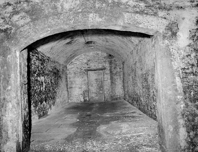 Rez-de-chaussée, sous la grande salle, une des 4 pièces parallèles.