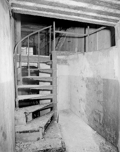 Premier étage, escalier d'accès à la salle des cuves.