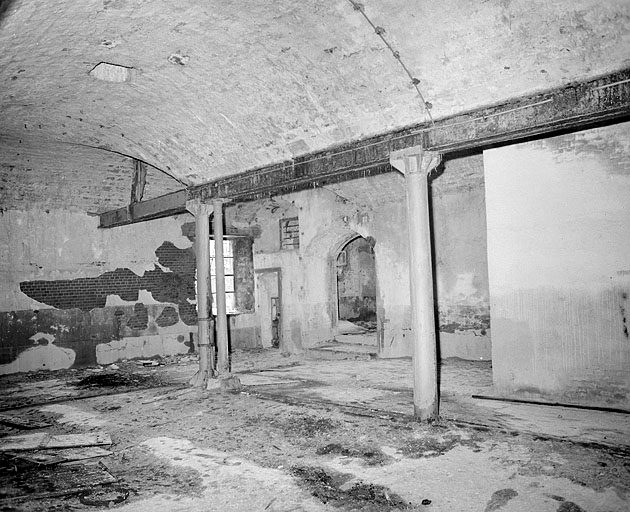 Premier étage, grande salle, angle sud-est.