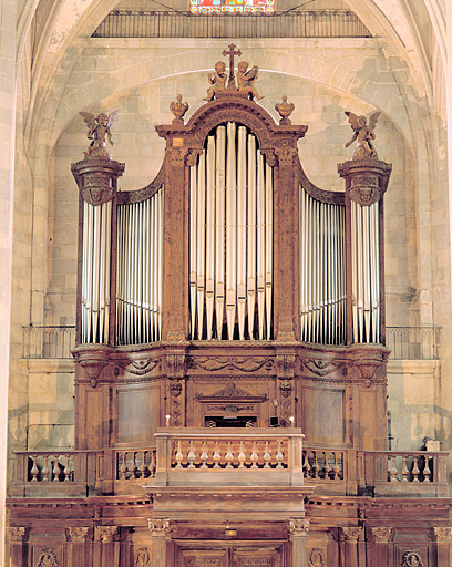 Grand orgue, vu de face en contre-plongée.