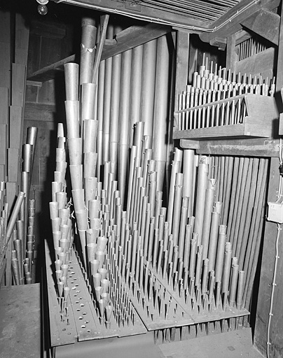 Tuyauterie du grand orgue, vu de trois quarts gauche.