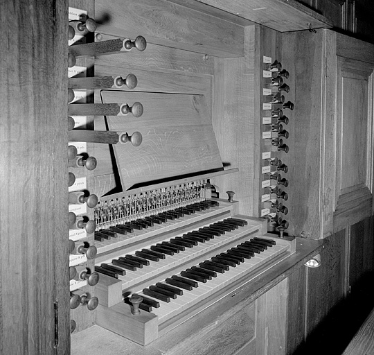 Console en fenêtre, vue de trois quarts gauche.