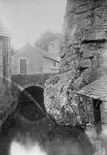 Pont Sous-le-Châtel vu de l'aval, fin 19e ou début 20e siècle.