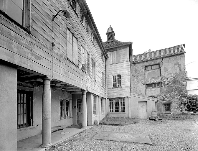 Façade sur cour et pavillon d'escalier.